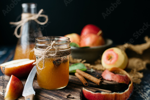 Apple cider and fresh apples