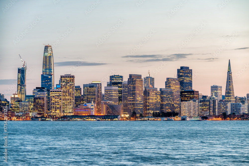Fototapeta premium Night skyline of San Francisco from Treasure Island