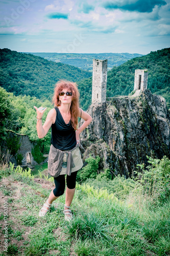 Femme devant le château de Peyrusse le Roc