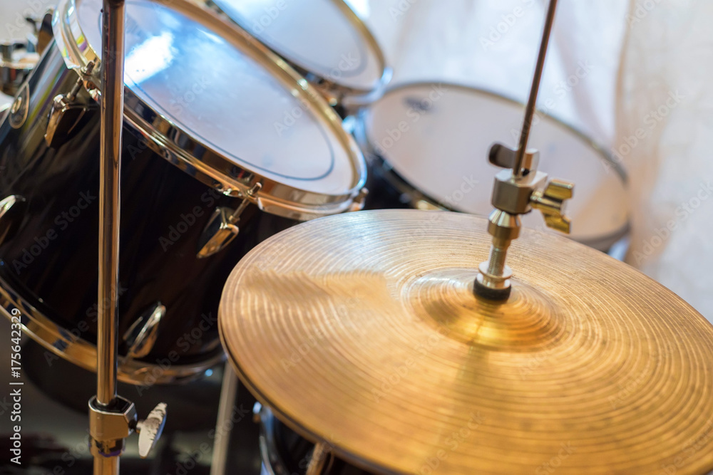 Obraz premium Close up cymbal with drums in background