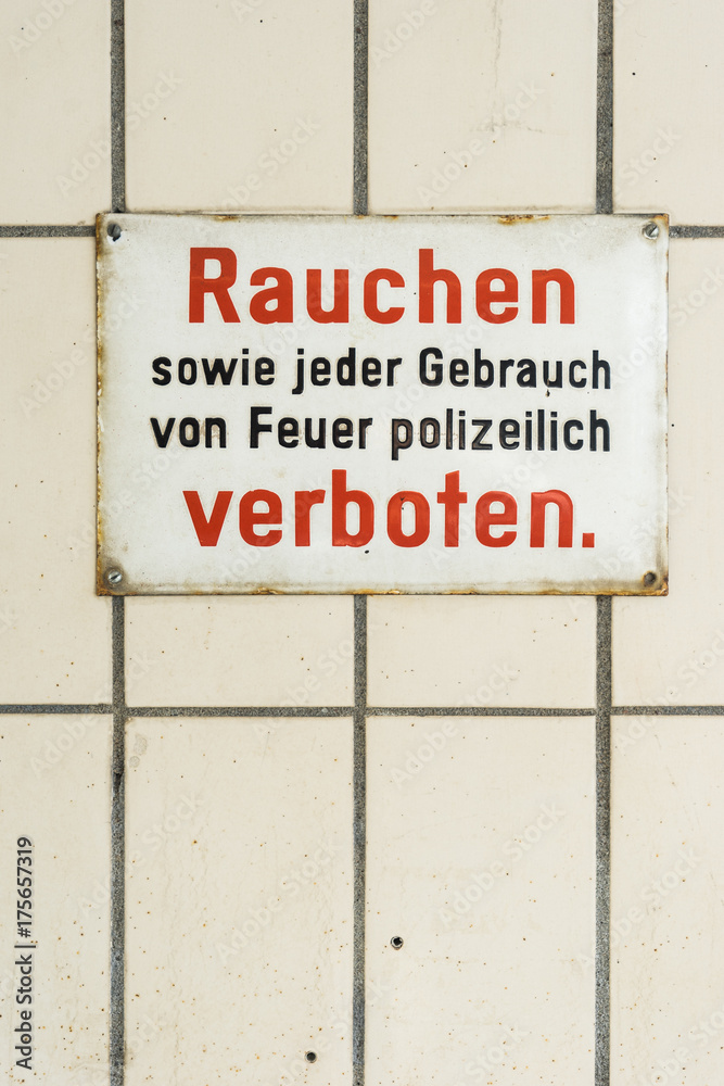 Waschhalle in einer nostalgischen Tankstelle in Hamburg Waschhalle in einer nostalgischen Tankstelle in Hamburg