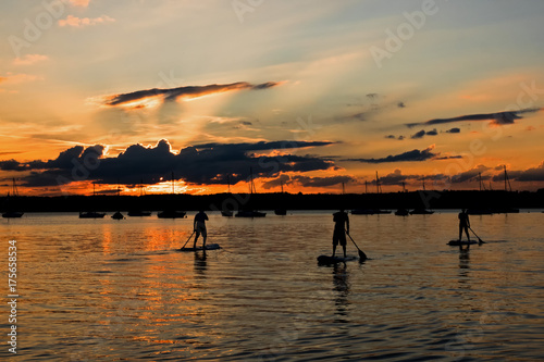 Drei Stand up Paddler im Starnberger See bei Sonnenuntergang © kama71