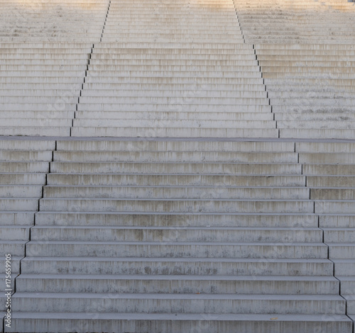 breite Treppenstufen aus Beton © Carmen Hauser