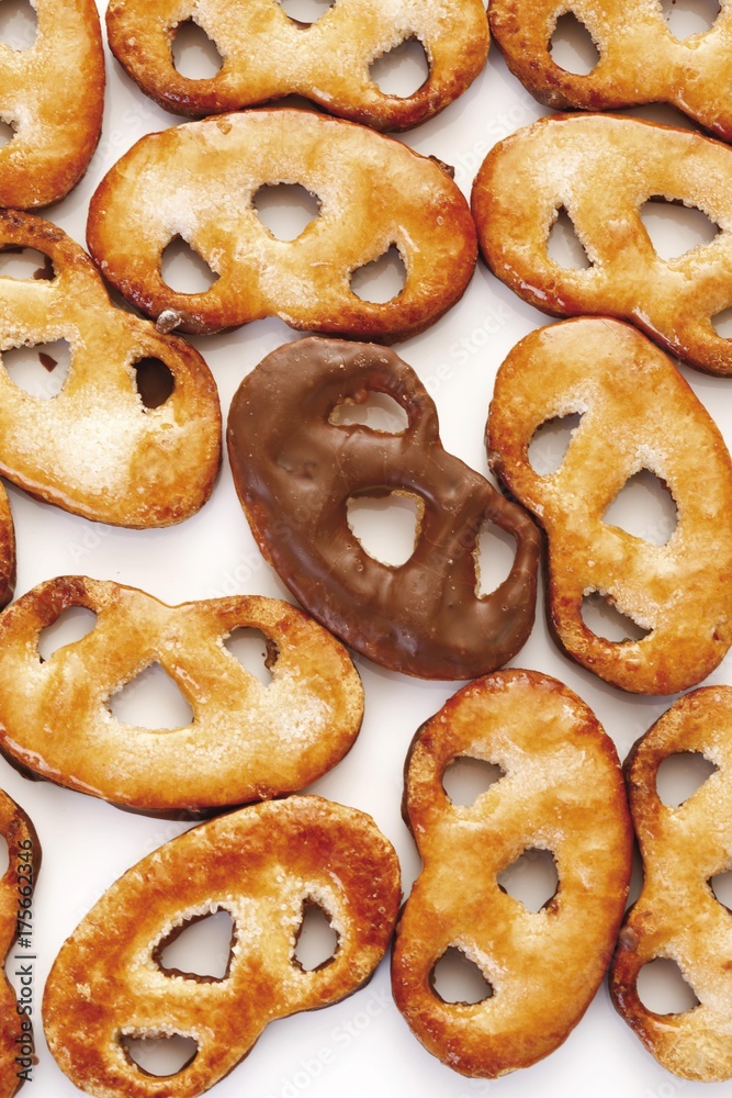 Pretzels made of filo pastry, chocolate icing