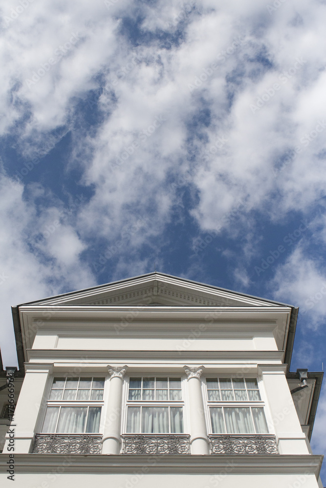 Weisses Haus der Bäderarchitektur vor blauem Himmel mit weissen Wolken im Sommer Weisses Haus der Bäderarchitektur vor blauem Himmel mit weissen Wolken im Sommer