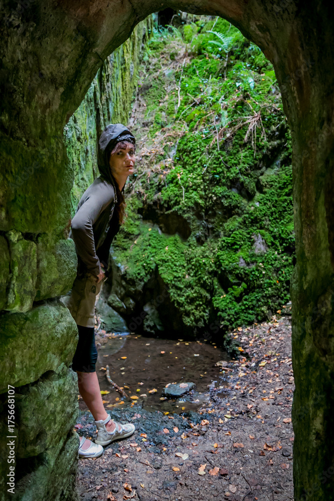 Femme dans les ruines de la Synagogue à Peyrusse le Roc Femme dans les ruines de la Synagogue à Peyrusse le Roc