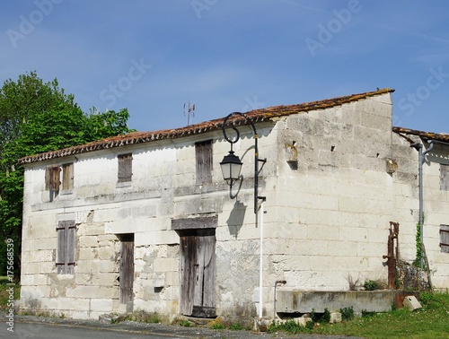 Vieille maison charentaise en pierre de taille photo