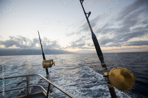 Φωτογραφία Deep Sea Fishing Reel on a boat during sunrise