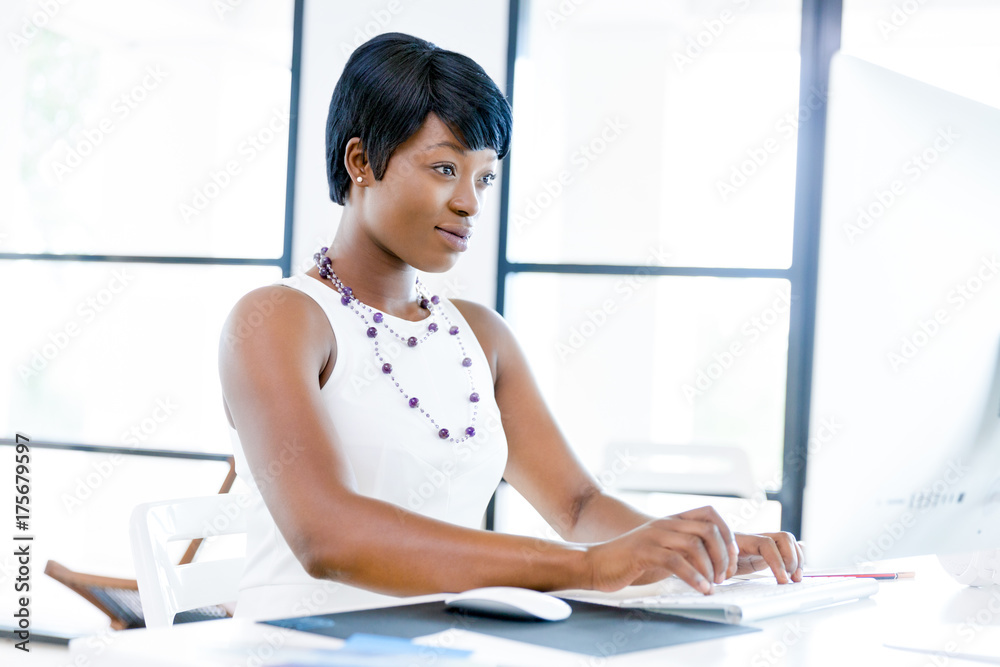 Obraz premium Portrait of businesswoman working at her desk in office