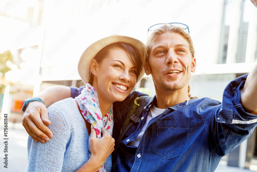 Obraz premium Smiling couple with the camera