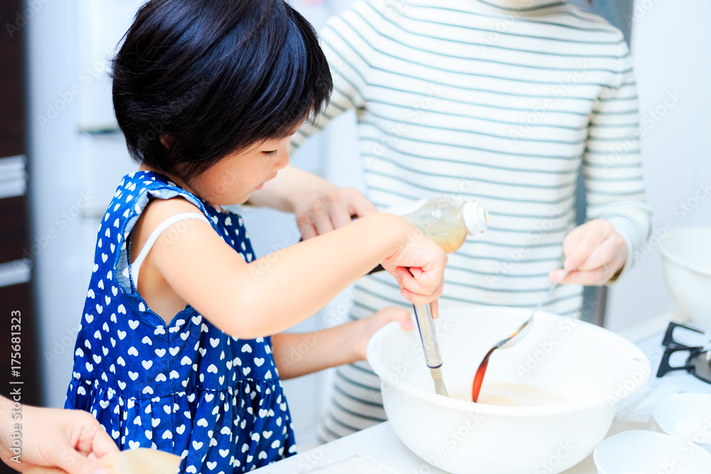 料理を手伝う女の子