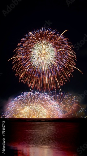 湖畔から見る諏訪湖の花火