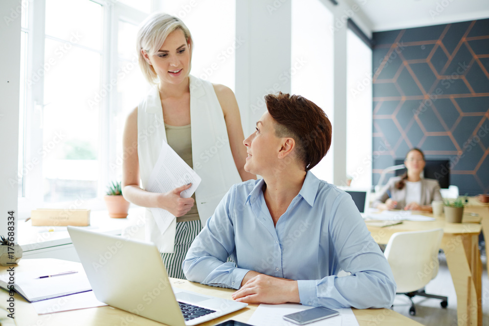 Obraz premium Confident colleagues having discussion of forthcoming program