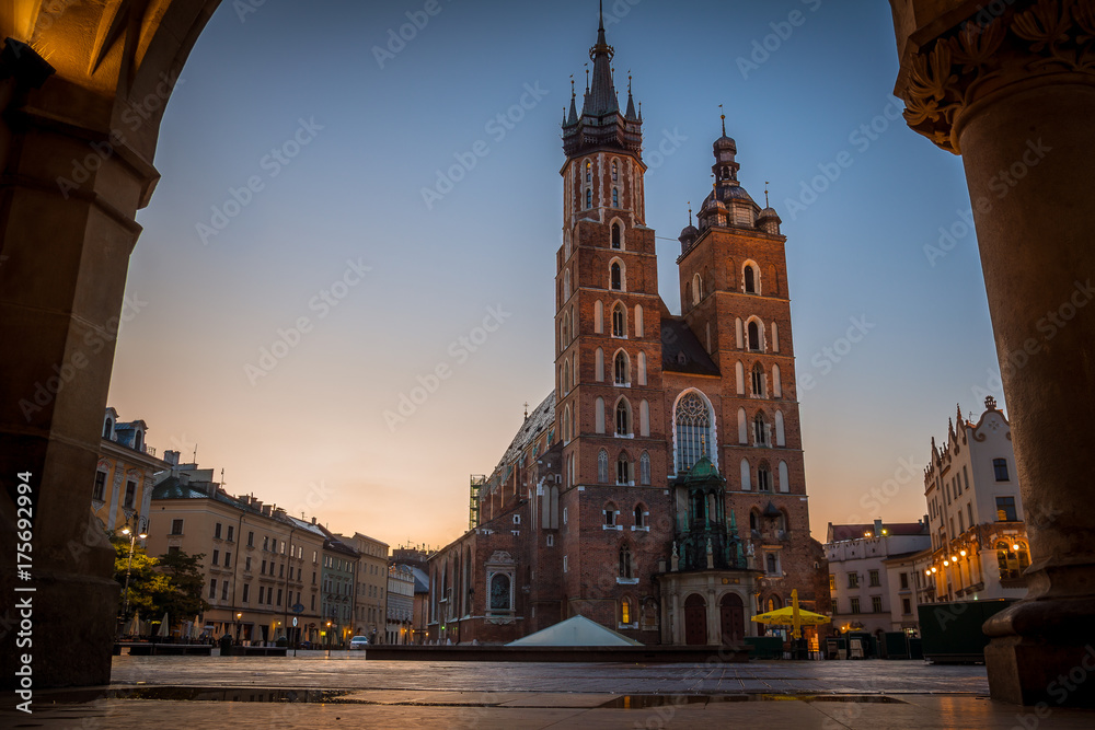 Obraz premium Krakow Cathedral in the first morning twilight, seen under the arch of the town hall. HDR-photo