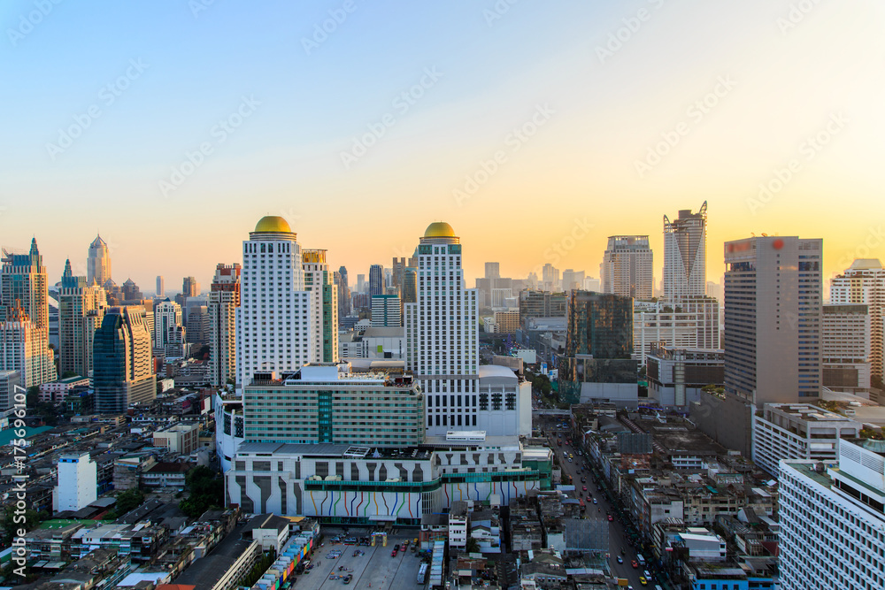 Obraz premium Bangkok metropolis sunset scene cityscape in Thailand