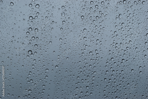 Valokuva Water drop at the window glass transparent On the day of inclement weather and heavy rain