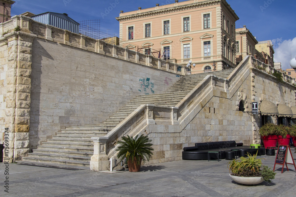 Cagliari: palazzi all'interno del piazzale del Bastione di Saint Remy - Sardegna