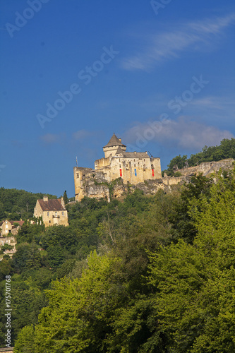 La Roque Gageac. Le château de Castelnaud vu depuis la Dordogne. Dordogne. Nouvelle Aquitaine