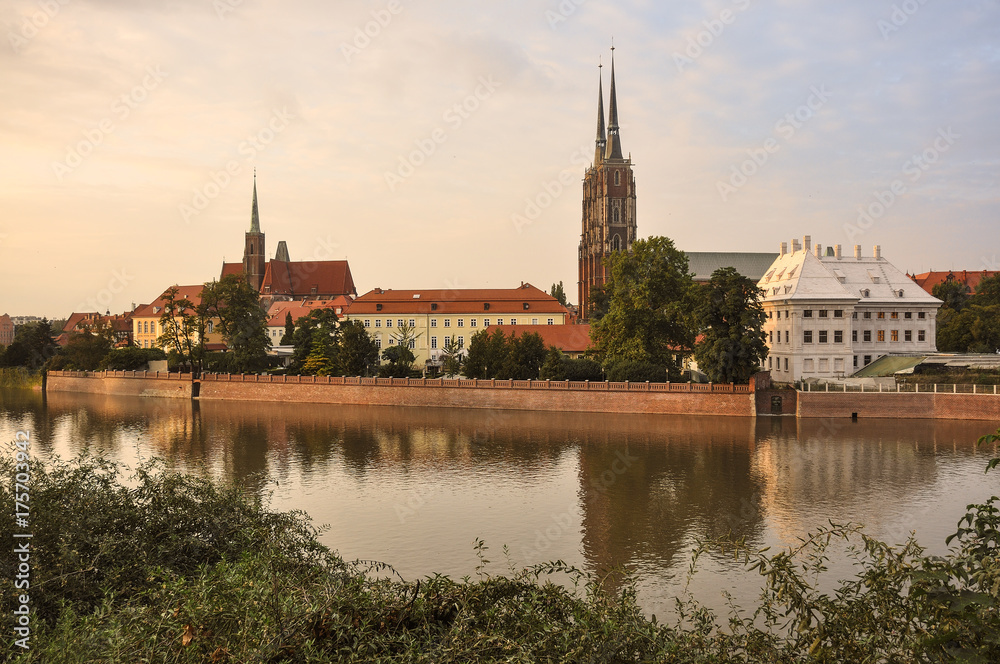 Obraz premium Miasto Wrocław - rzeka i kościoły