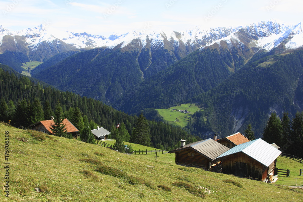 Obraz premium Blick von der Schmittener Alp auf Walsersiedlung Jenisberg
