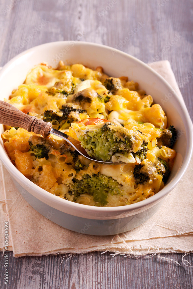 Broccoli and macaroni with mozzarella bake Broccoli and macaroni with mozzarella bake