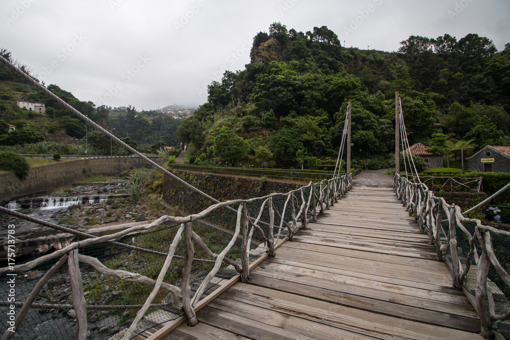 Obraz premium Large wooden bridge