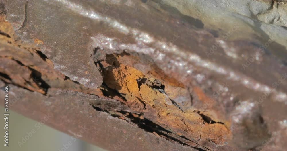 Corrosione generalizzata su un metallo ferro Corrosione generalizzata su un metallo ferro