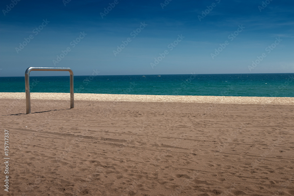 Fitnessgerät am Strand Meer von Barcelona Spanien Fitnessgerät am Strand Meer von Barcelona Spanien