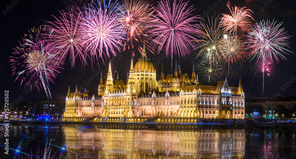 Fototapeta premium Węgierski parlament z fajerwerkami na czarnym niebie w nocy, Budapeszt. Efekt filtra krzyżowego
