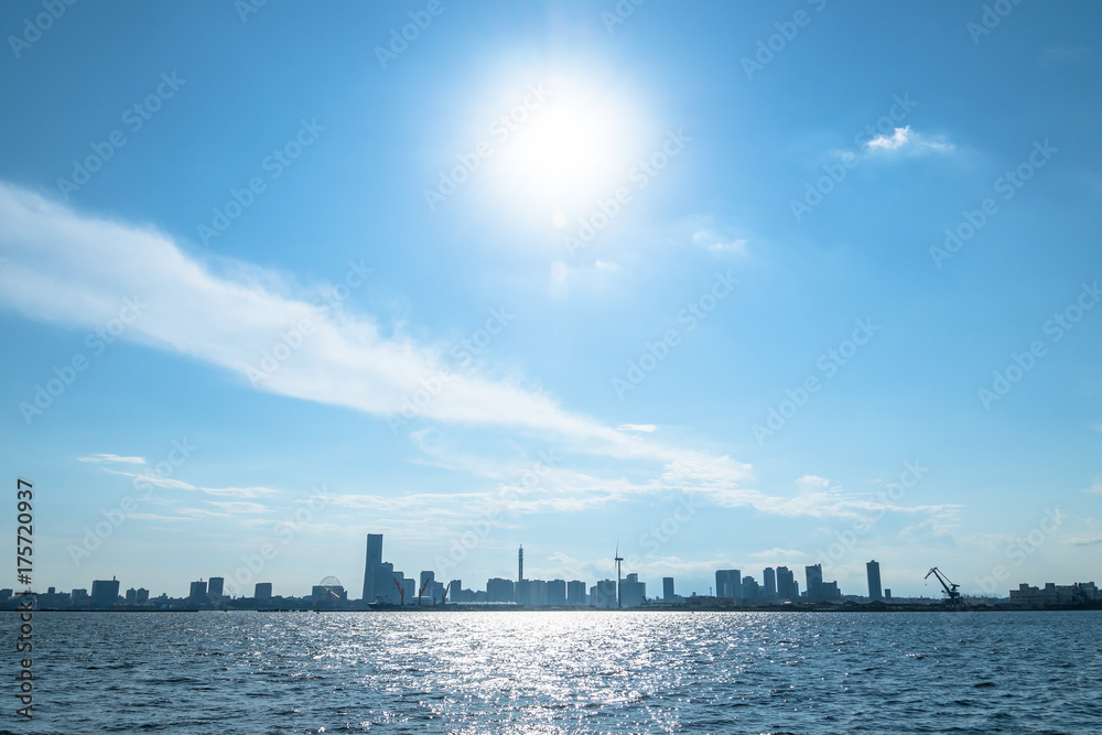 横浜港の風景　みなとみらいのスカイライン２