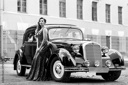 Obraz na płótnie Gorgeous woman at retro car w salonie