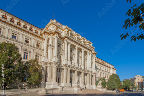 Perspektivische Aufnahme vom Justizpalast (oberster Gerichtshof) in der Innenstadt von Wien, Österreich