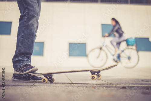 Junger Mann mit Skateboard, Innenstadt photo