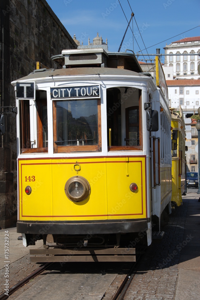 Tram giallo d'epoca portoghese