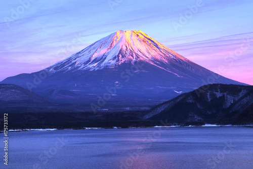 夕映えの富士　本栖湖にて