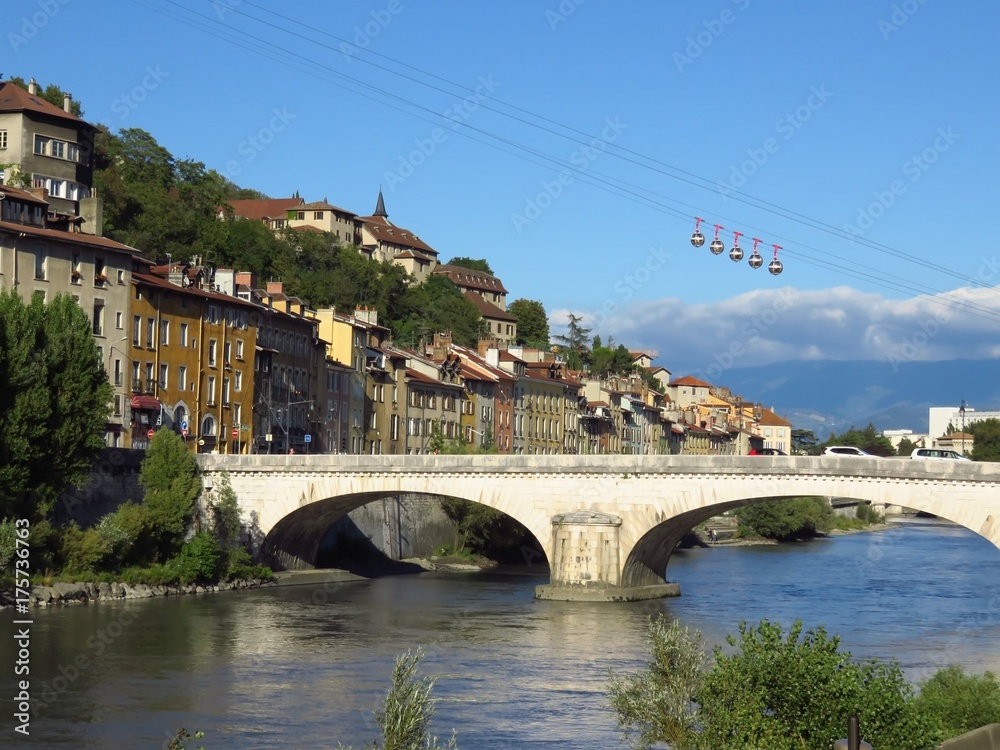 Grenoble, vue sur le pont Marius-Gontard sur l'Isère, en été (France)