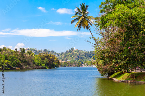 Kandy Lake, Sri Lanka © saiko3p