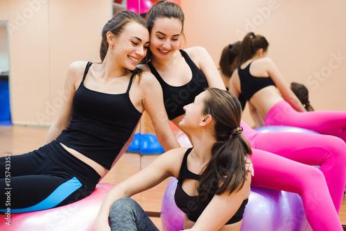 Group of sportive people in a gym - Happy sporty friends in a weight room while training - Concepts about lifestyle and sport in a fitness club