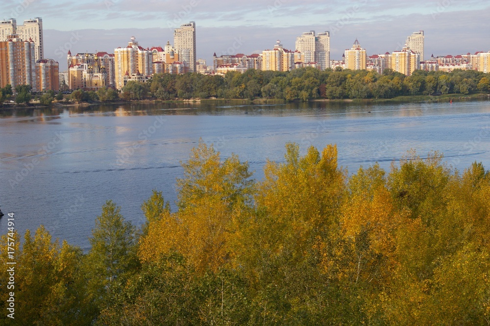 Obraz premium Kiev, the Dnieper river on a sunny autumn day