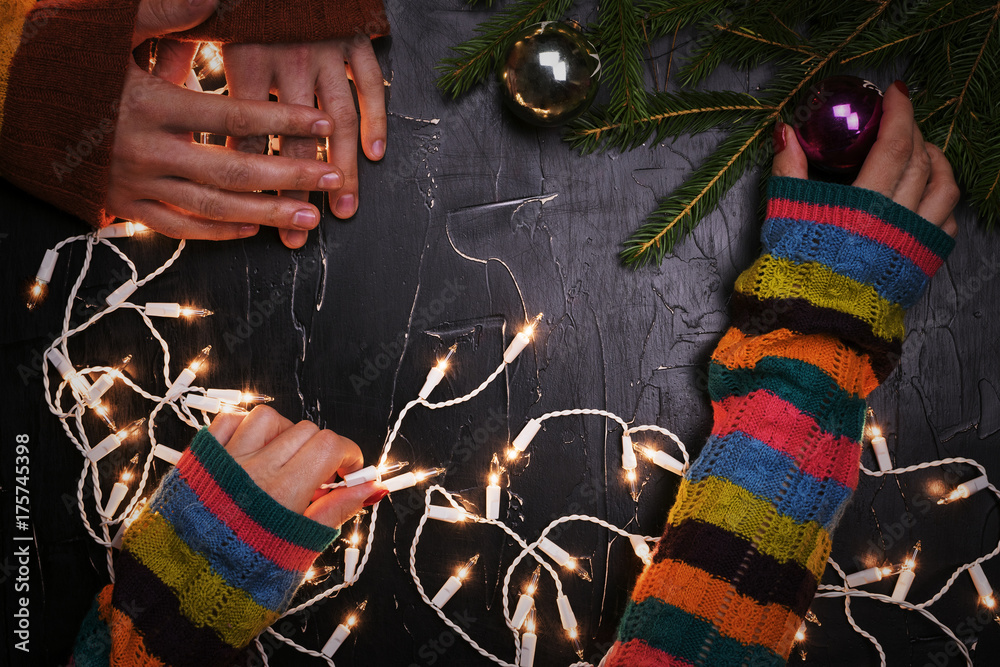 Obraz premium A man and a woman together lay a garland