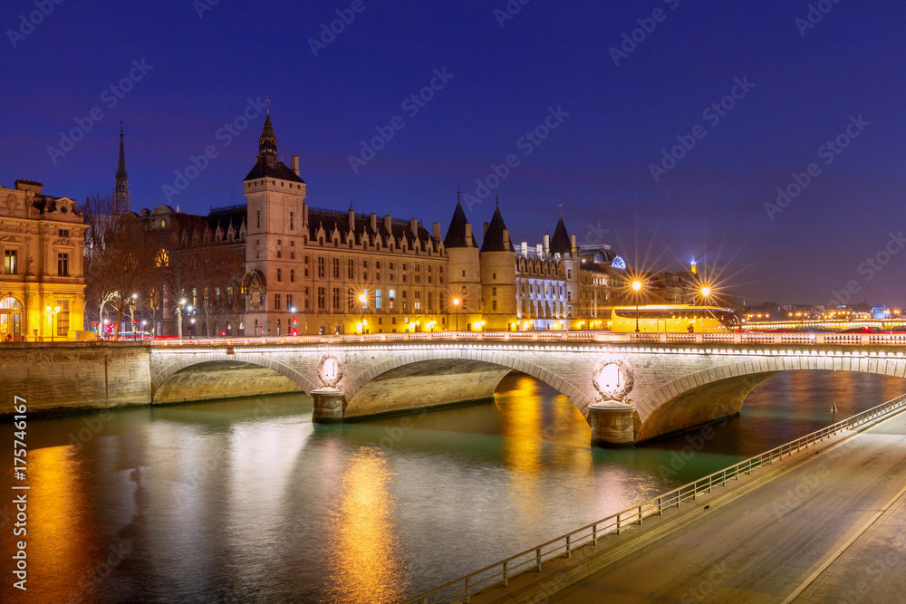 Obraz premium Paris. Quay in the night light.