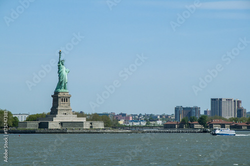 The statue of Liberty and Manhattan, New York City © tanaonte