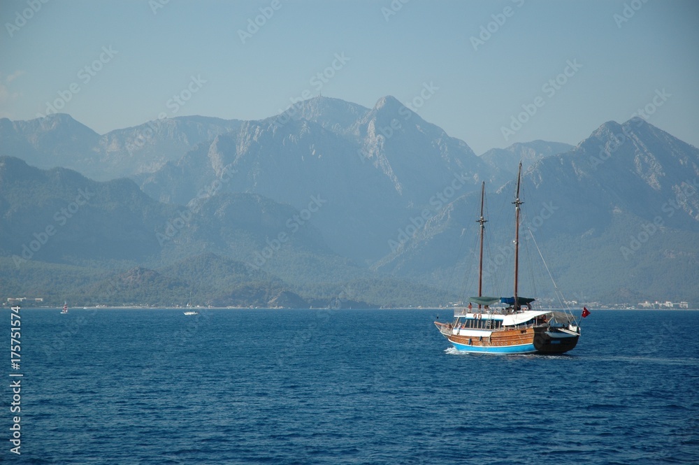 Voiliers traditionnels navigant sur les côtes d'Antalya