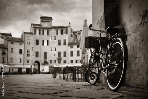 Piazza dell Anfiteatro z rowerem
