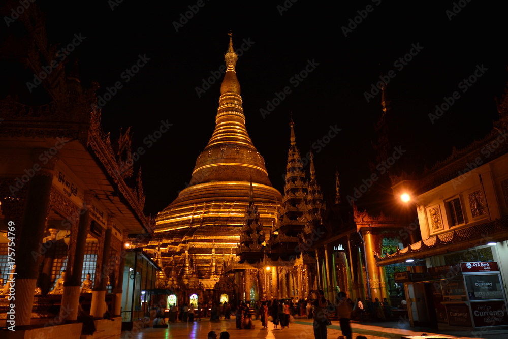 Die goldene Shwedagon Pagode in Yangon/Myanmar bei Nacht