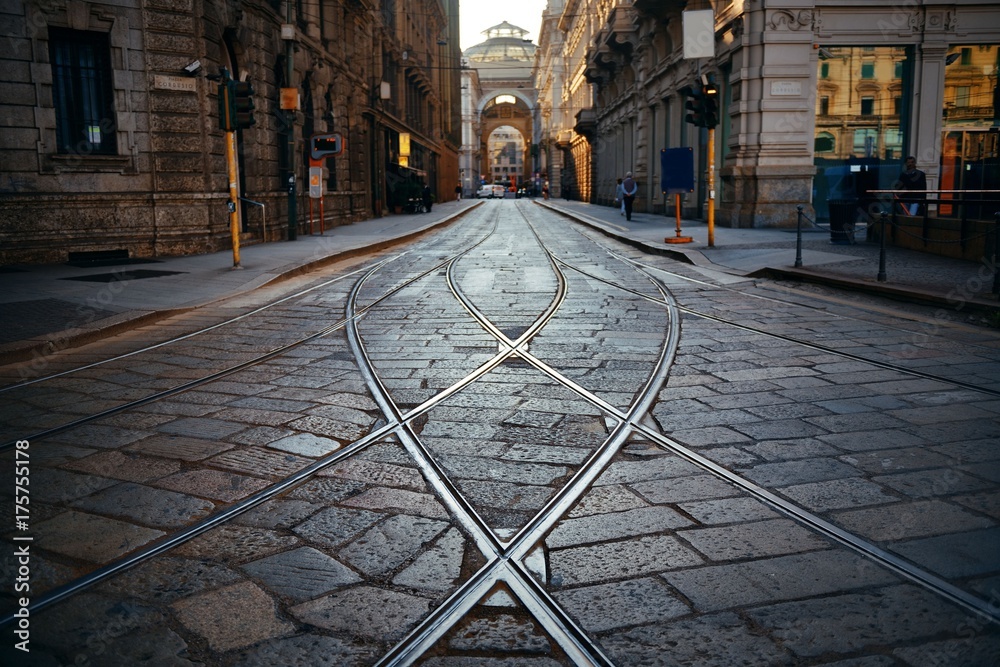 Naklejka premium Tor tramwajowy w Mediolanie przy ulicy