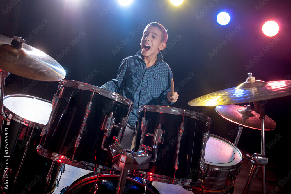 Obraz premium young boy playing drums