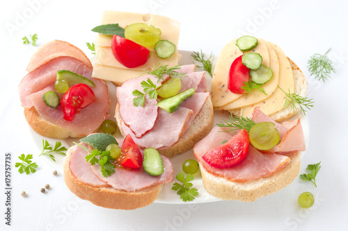 Sandwiches mit Schinken oder Käse