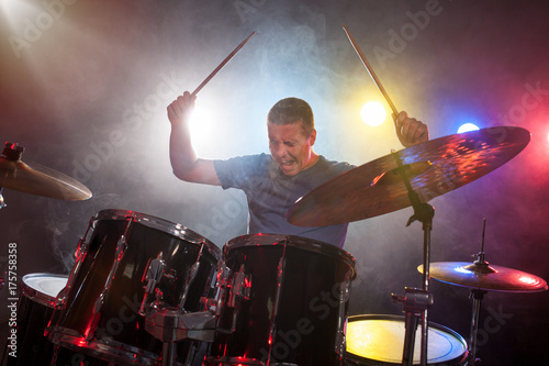 Fotografia male musician with drumsticks playing drums