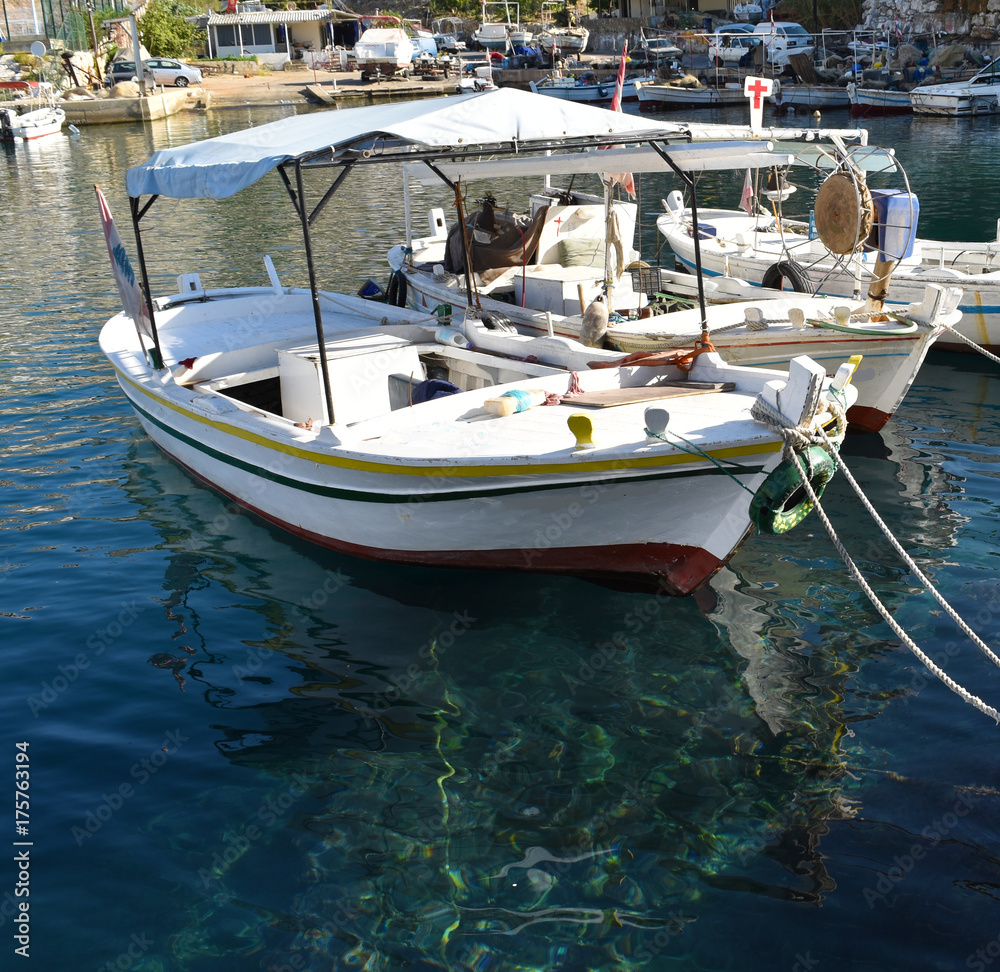 Bateaux de pécheurs à quai à Tabarja Liban